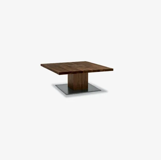 Tavolino Boss Executive Small realizzato interamente in legno massello con gamba a vista sul top ricavata da un blocco unico e piastra a pavimento in ferro di Riva1920
