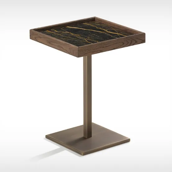 Tavolino Ray con struttura in ottone brunito, piano top con cornice perimetrale in rovere e fondo in marmo de L'Origine