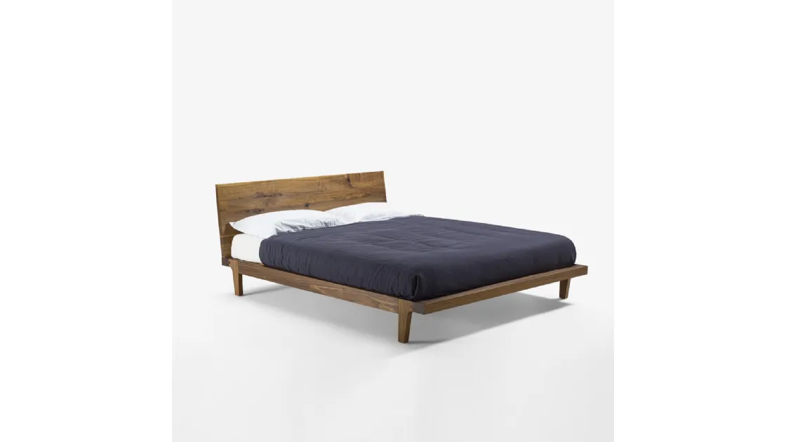 Letto con testiera Revo Bed interamente realizzato in legno massello di Riva1920