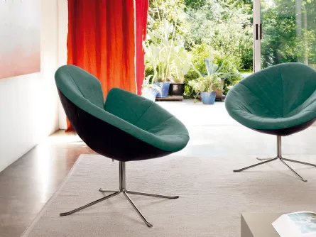 Poltroncina di design in tessuto imbottito ispirata ad un fiore One Flo di Desirèe