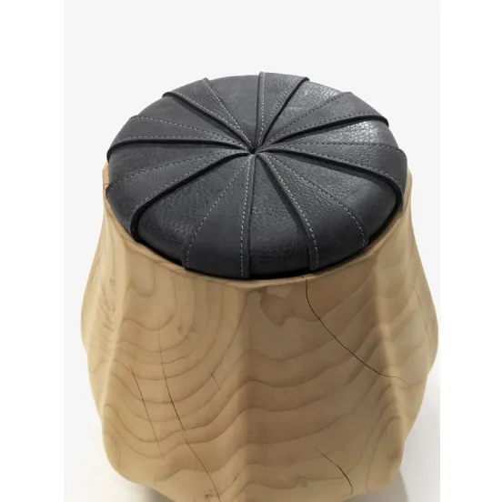 Sgabello Gumnut in legno massello di cedro profumato con seduta in pelle imbottita di Riva1920