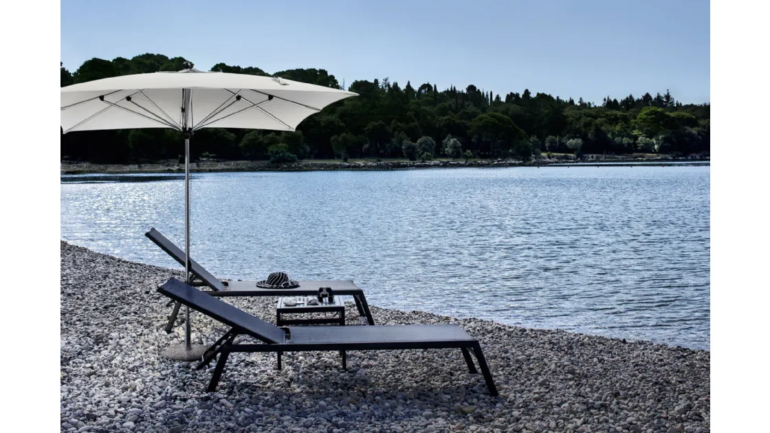 Ombrellone Amalfi in alluminio con base in cemento e tendaggio in poliestere di Varaschin